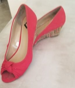 Report, 2.5" red wedges. Size 7.